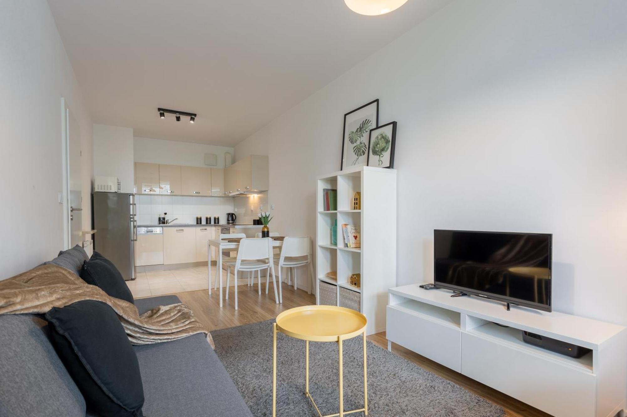 Golden - Big And Bright Stylish - Center - Pereca Warschau