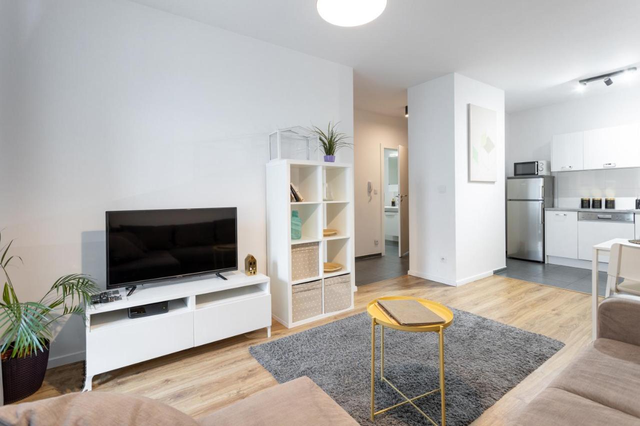 Golden - Big And Bright Stylish - Center - Pereca Apartment
